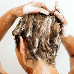 Lavando os cabelos