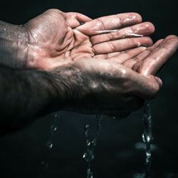 Agua escorrendo entre as mãos