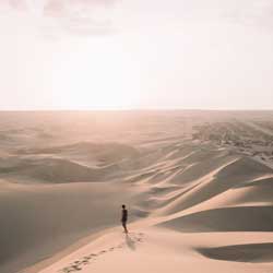 Homem perdido no deserto