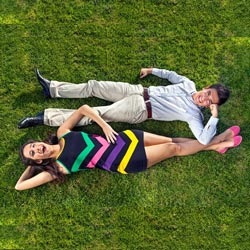 Casal deitado na grama