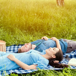 Casal deitado na grama