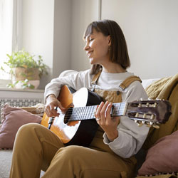 Moça tocando violão