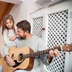 Pai e filha ao violão