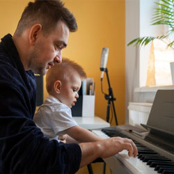 Pai e filho ao piano