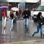 Pessoas correndo da chuva